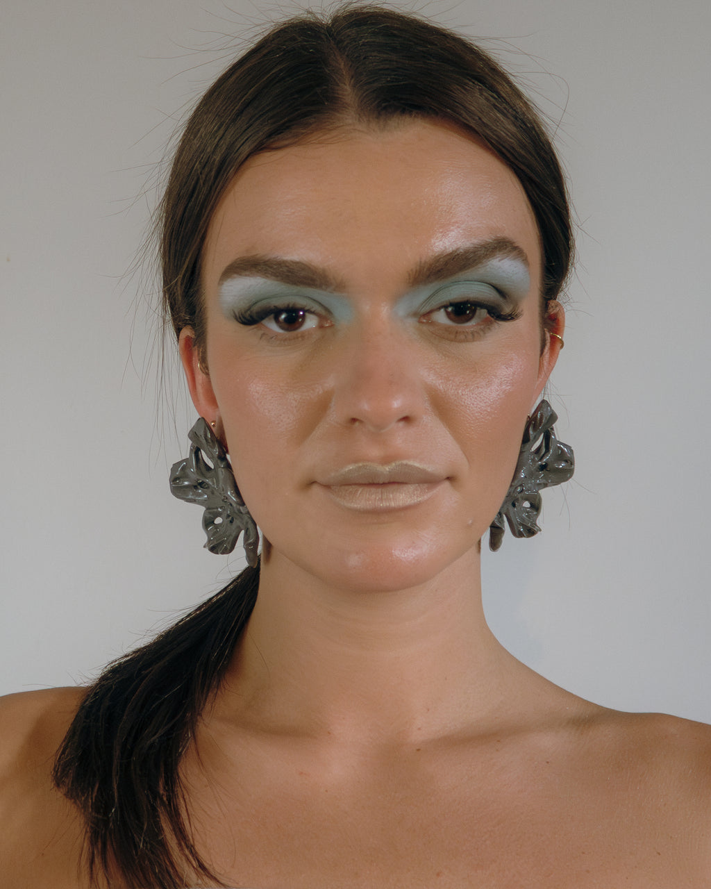 'large τέφρα (𝘢𝘴𝘩) flower earrings'