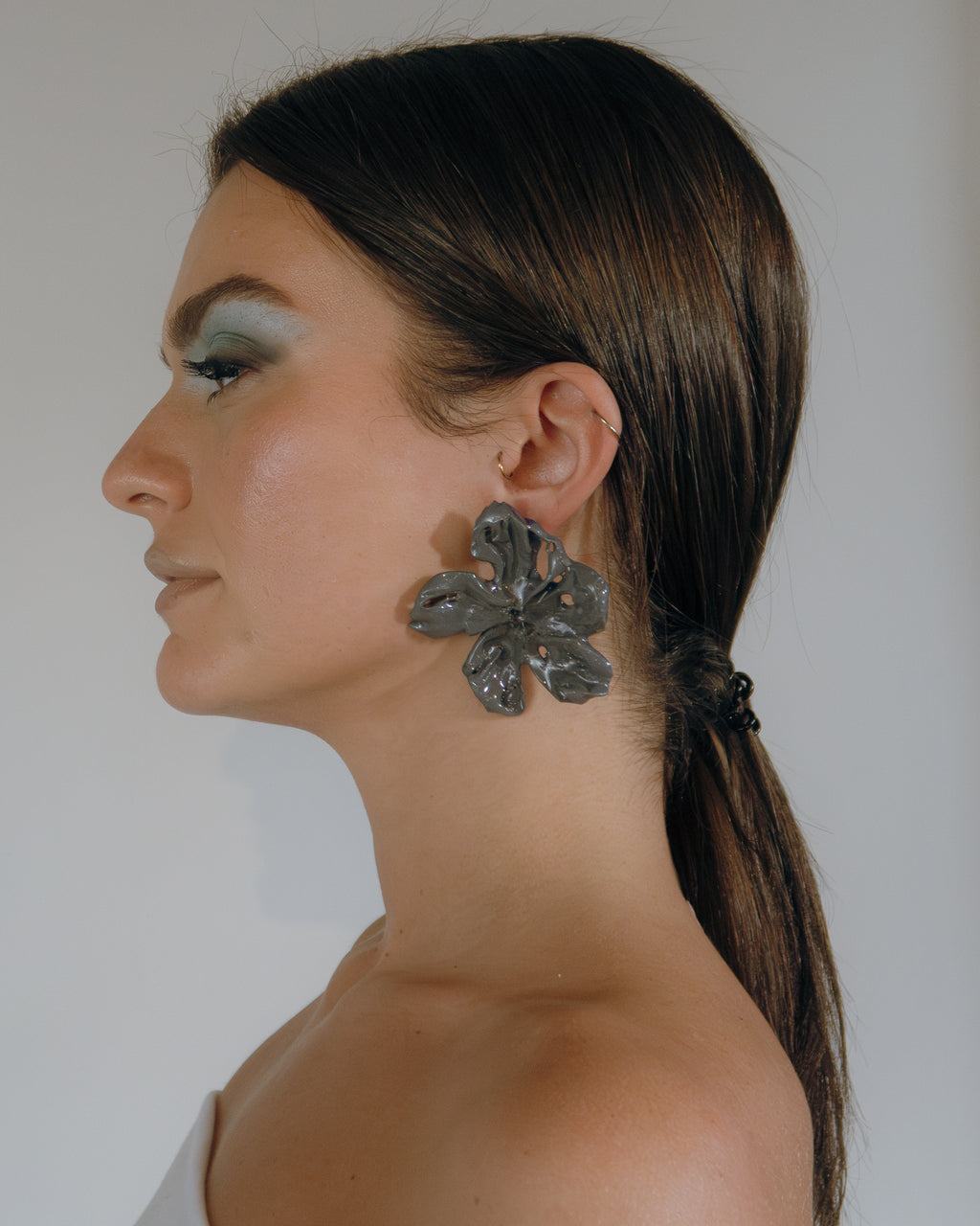 'large τέφρα (𝘢𝘴𝘩) flower earrings'