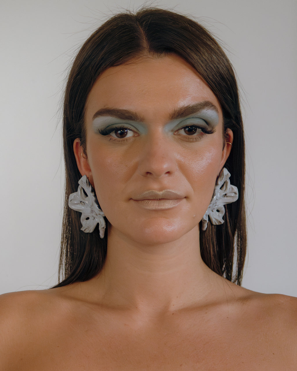 'large γκρί (𝘨𝘳𝘦𝘺) flower earrings'