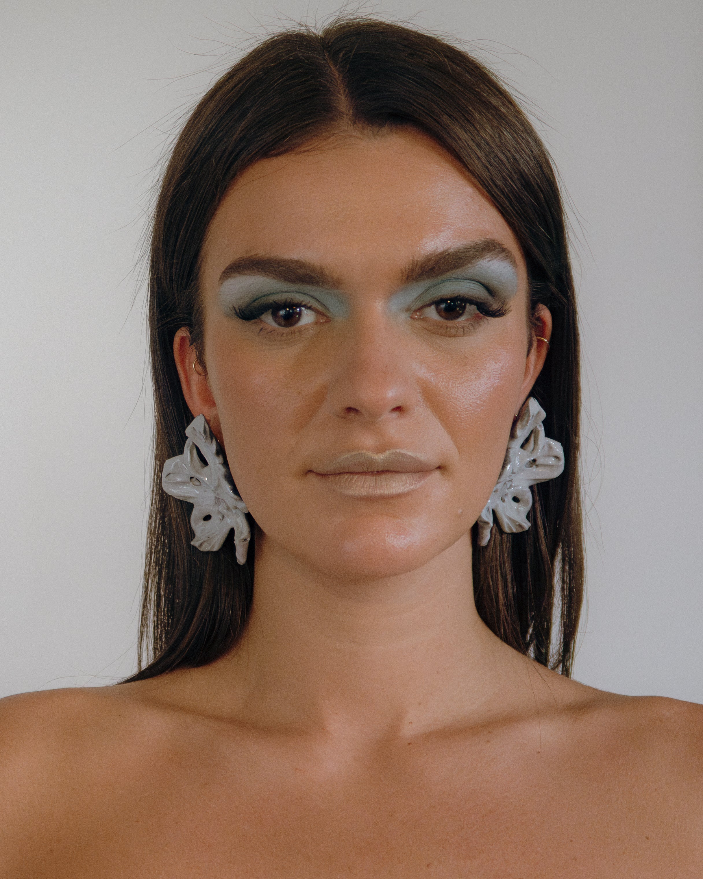 'large γκρί (𝘨𝘳𝘦𝘺) flower earrings'