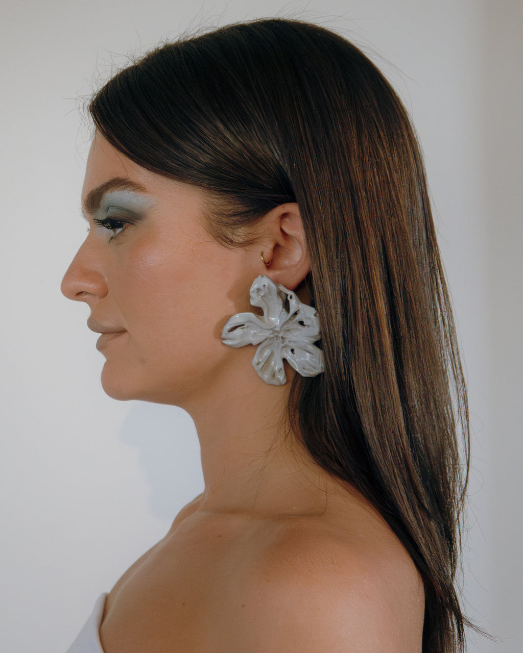 'large γκρί (𝘨𝘳𝘦𝘺) flower earrings'